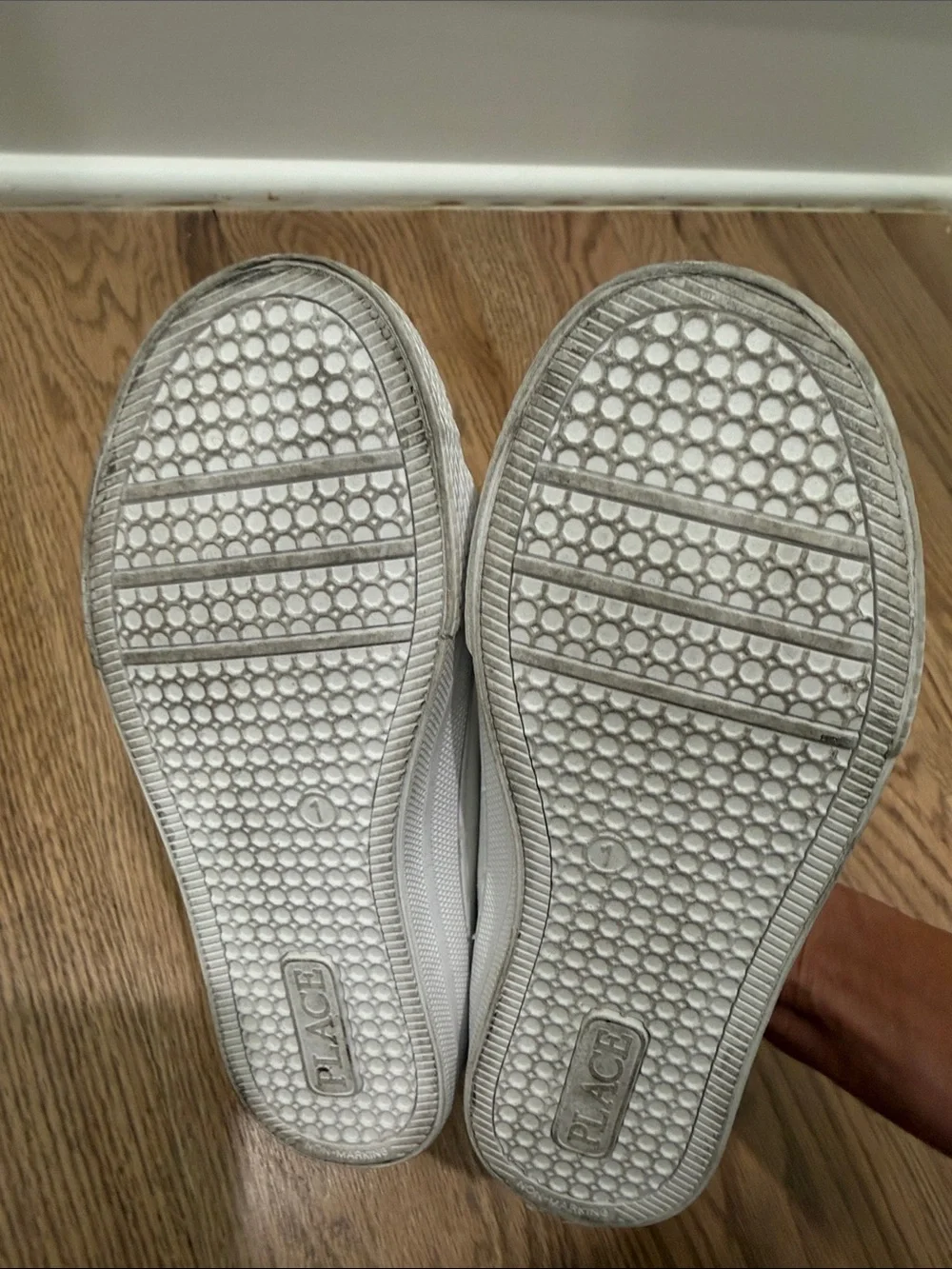 Place White Low-Top Kids Sneakers with Lace-Up